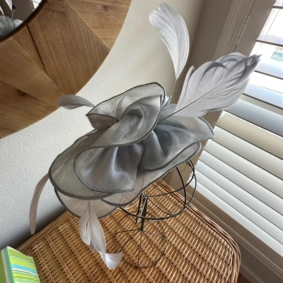 Elegant Silver Floral Fascinator NWOT - Picture 3 of 5